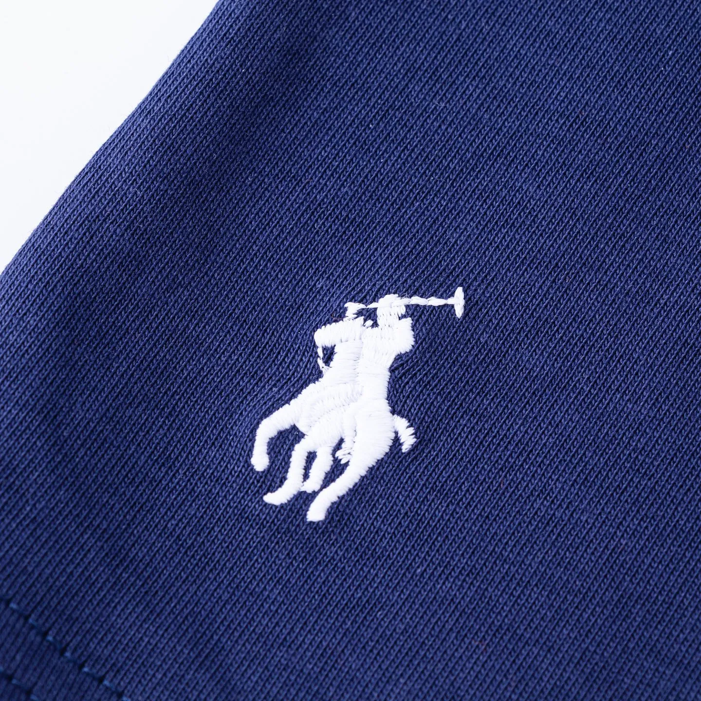 P126 Style number: 510 Ralph Lauren/Ralph Lauren 25ss new style pockets with pony embroidery on the hem, round neck short sleeves. The main logo on the neck has a QR code that can be scanned for verification. The detailed bear logo embroidery is all high-density and all made with imported Tajima machines, which distinguishes low-quality products on the market. 32 counts, 240g hydrophilic toner, 100% cotton fabric, comfortable and soft, highly breathable, focusing on high-end cost-effectiveness, needless to say good quality. Available in a variety of colors, both boys and girls can try this genderless style, giving them a yuppie tone in no time. Immerse yourself in your leisurely style, and have your own style in retro. Natural, vivid, and very French romantic feelings perfectly integrate the youthful atmosphere with the trend. The clever embellishment of the classic pony logo embroidery carries all the eye-catching points. Color: black, white, navy blue, orange Size: S-xL S Shoulder width 44 Bust 100 Sleeve length 22 Clothing length 68 M Shoulder width 46 Bust 104 Sleeve length 23 Clothing length 70 L Shoulder width 63 Bust 108 Sleeve length 24 Clothing length 72 xL Shoulder width 50 Bust 112 Sleeve length 25 Clothing length 74